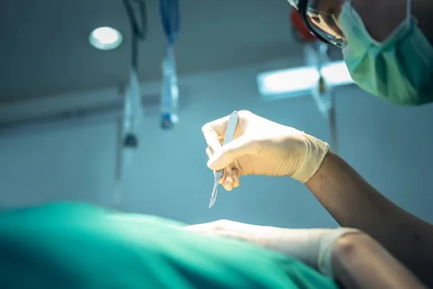 primer-plano-mano-medico-sosteniendo-bisturi-realizando-cirugia-paciente-quirofano_34985-853